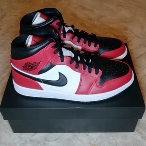 Jordan 1 Mid Chicago Black Toe - Tar enbart emot seriösa bud, skambud iggas! Kontakta för frågor! SÅLD!