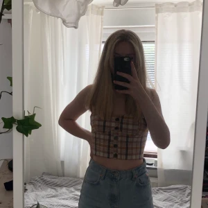 Zara topp - Säljer denna supersöta toppen från zara då den inte kommer till användning. Den är aldrig använd och är i mycket bra skick. Fraktkostnad tillkommer🥰