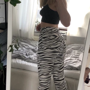 Asos design zebra jeans - Säljer mina absluta favoritbyxor som tyvärr har blivit för små för mig. De är precis ner över skorna på mig som är 170 om man inte har de uppvikta. Köpta för ca 300 kr för ett år sedan. Fraktkostnad tillkommer💖