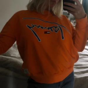 Tommy hilfiger sweatshirt - Svinsnygg sweatshirt från Tommy som jag endast säljer då den är lite tajt. XS men stor i storleken🤯 Använd bara 2-3 gånger så iprincip nyskick. Frakten är spårbar och går på 66kr
