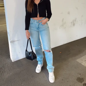 Mom jeans  - Säljer dessa populära byzor ifrån Gina tricot, helt slutsålt på hemsidan!! De är storlek 34, använda 2 gånger ❣️ buda!! Högsta budet ligger på 730