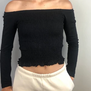 Off shoulder tröja - Använd ett fåtal gånger, buda i kommentarerna:)