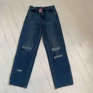 Vida boyfriend jeans med slitningar från Boohoo. Bra skick (aldrig använda). Säljer pågrund av för stor storlek. Köpta för 500 kr. 