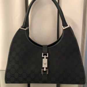 Gucci väska - Svart Gucci Jackie O Monogram Hobo🖤🖤🖤 Mammas favoritväska i hennes yngre dagar. För att vara så gammal är väskan i mycket fint skick. Numrerad och stämpelmärkt