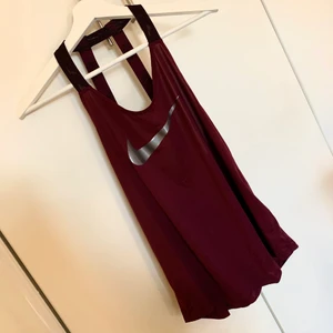 Nike linne  - Snyggt linne från Nike i en vinröd/lila färg, storlek S💜 30kr+frakt 