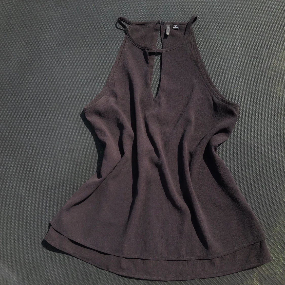 svart blouse med detalj 