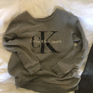 Calvin klein sweatshirt  - Säljer den här sweatshirten från calvin klein. Köpt på NK för 1000kr och säljer för 300kr. Använd typ 1 gång så den är i nyskick! Tror att det är unisex så den funkar för både tjejer och killar:)