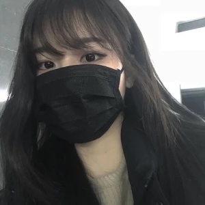 Svart ansiktsmask  - Svarta engångs munskydd (oanvända såklart) bra att ha speciellt nu i Corona tider! Snyggt och säkert! Frakt 10kr💘