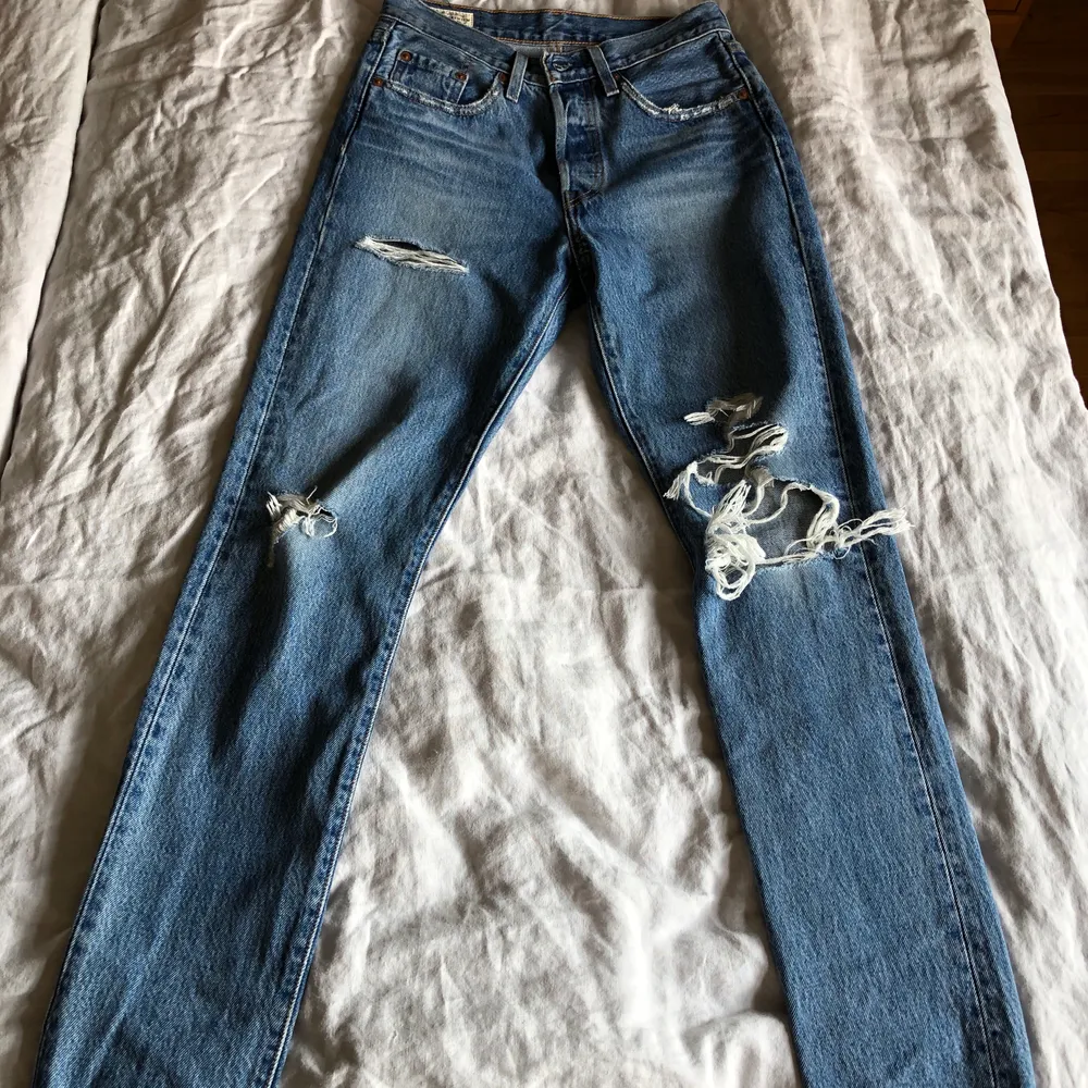 Ett par ursnygga Levi’s jeans i superbra skick! Använda endast ett fåtal gånger, max 5 gånger, innan de tyvärr hann bli för små. Därmed står min kompis modell på bilden istället. Köpare står för frakt!. Jeans & Byxor.