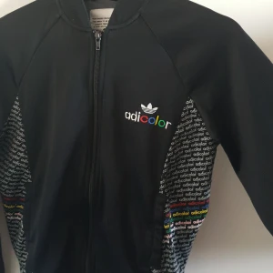 Unik Adidas Originals retro tröja  - Unik Adidas retro tröja i strl 38.                             Adidas Adicolor BK5 Black Series ”Leonardo Da Vinci” Väldigt ovanlig och omöjlig att hitta i denna storlek!   Vid mudden nedtill höften finns 3 minimalt små vita färgfläckar(skickar foto vid intresse). Därav lite billigare pris jämfört med andra adidas vintage tröjor