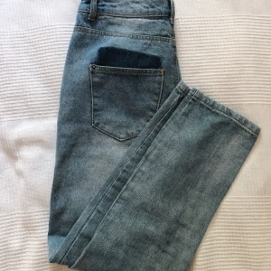 Raka jeans - Raka jeans från Nelly. Säljer pga att de är för stora för mig i midjan. Annars jättefina och bekväma.