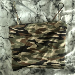 Militär linne i st s 🔮✌🏻✌🏻 - Jätte fint scarlet linne från Gina <3 orginalpris ligger på 99kr , gissar på att frakten blir 22kr kan annars mötas upp i Visby! <3 pris: 50