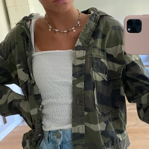 Camoflage jacka - Jag säljer denna coola jeansjacka i camoflage från ginatricot. Säljs eftersom den inte används längre. Den är i storlek xs, men jag skulle säga att den passar xs-m. Säljs för 70kr+frakt