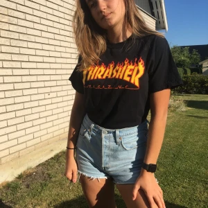 Thrasher - Snygg T-shirt sitter overzied om man har en smalare kroppsform