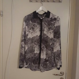  - Väldigt fin blus. Storlek 36/38. Aldrig använd. 