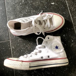 Converse All Star High   - Skit snygga skor som passar till allt☺️ Använda fåtal gånger därav fint skick. Stora i storleken så passar även strl 35 🦋💕 