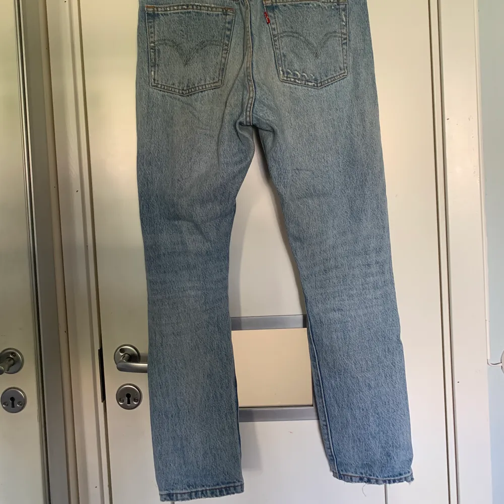 Levis 501:or skinny, i väldigt bra skick! 87cm i midjan och 96cm på längden, nypris 1200kr säljer för 300kr+frakt. Jeans & Byxor.