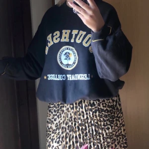 S - Säljer min supersnygga collegetröja som tyvärr inte används längre. Super skön och i gott skick!💓🌸🌟 Många som frågar om färgen, kolla sista bilden så ser ni ordentligt 🥰Frakten står köparen för! 