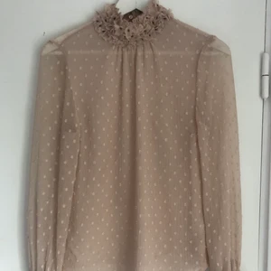 Blus från zar - Söt ljusrosa/beige blus från zara med fina detaljer på kragen och ärmarna
