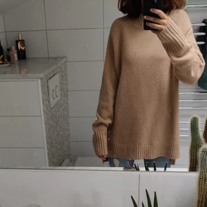 Ralph Lauren stickad tröja  - En längre beige stickad tröja från Ralp Lauren som är superfin och värmer bra till de kalla höstdagarna. Oanvänd och därför i nyskick. 🍁❤️