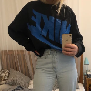 Vintage nike tröja - Svart tjocktröja från Nike med blått märke. Inte så tjockt material, använd mycket men fint skick. Sitter oversized på mig som har s. Kan mötas upp i Stockholm. 