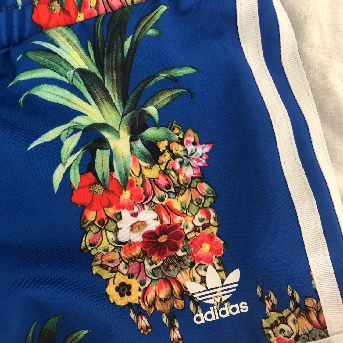 Adidas shorts XS passar även S  - 90