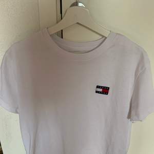 Superfin basic t shirt från Tommy Hilfiger💞 Storlek M och har bra passform! Använd ett fåtal gånger och skicket är väldigt bra🤩 (pris kan diskuteras)