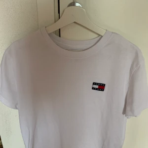 Tommy hilfiger - Superfin basic t shirt från Tommy Hilfiger💞 Storlek M och har bra passform! Använd ett fåtal gånger och skicket är väldigt bra🤩 (pris kan diskuteras)