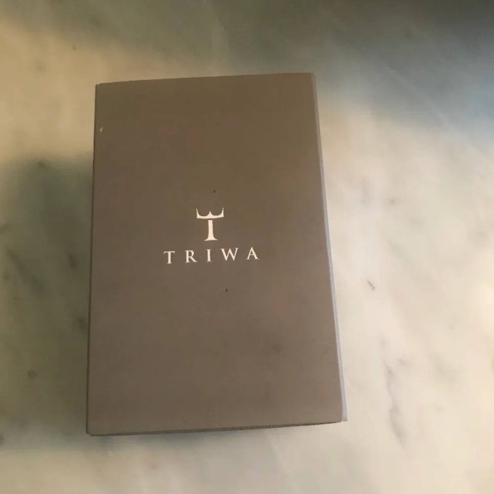 Säljer denna Triwa klocka gott skicka. Den fungerar som den ska. Extra länkar och originalbox ingår. Accessoarer.