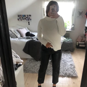 Stickad tröja - Fin vit stickad tröja med hög krage och slit på sidorna, jättefint skick! Köparen står för frakt❤️