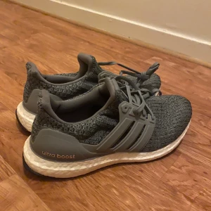 Adidas Ultraboost löparskor - Perfekt skick, aldrig haft ute, bara testat. Säljer för att de är för små för mig. Originalpris 1499kr. Säljer för 800kr + frakt (122kr) eller utan frakt om du kan mötas upp i Helsingborg, Lund eller Malmö :) 