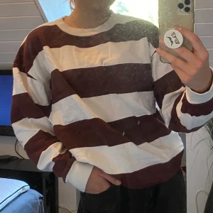 Randig sweatshirt - En randig sweatshirt av vit och vinröd. Något oversized då det är S i herrstorlek men sitter hur snyggt som helst. 