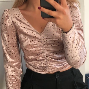 Topp - Jättesnygg festligare topp från monki. Använd endast 2 gånger. 