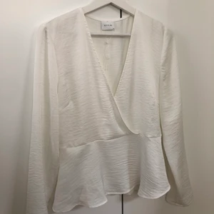 Blus  - Vit blus, aldrig använd, pris ink frakt 