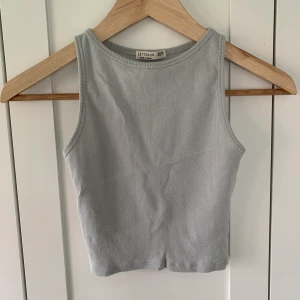 Top - Söt top som ej används längre, sitter som en XS✨ Lite grågrön i färgen i verkligheten. Frakt på 20kr tillkommer 💕
