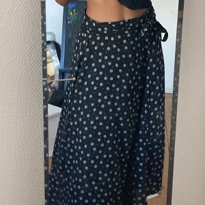 Blommig långkjol Strl S-M - En trendig långkjol i superskönt och svalkande material! Sjukt fin att ha nu i sommarens slut men också tidig höst😇 kjolen var enbart används ett fåtal gånger, nästan nyskick!!!