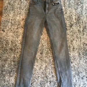 Ljusgråa jeans från Zara - Helt oanvända grå jeans från Zara. Högmidjade. Köpare står för frakten