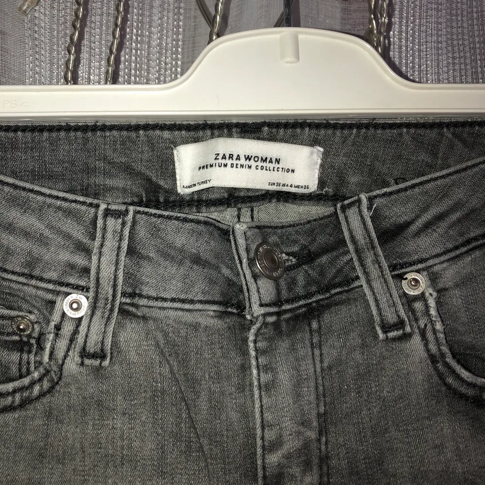 BUDA - Gråa tajta zara jeans - köpta för något år sedan men i princip helt oanvända. Väldigt snygg passform. KÖPARE STÅR FÖR FRAKT. Jeans & Byxor.