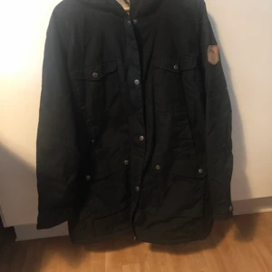 Vinterjacka från fjällräven - Svart vinterjacka från fjällräven (greenland winter) med sex fickor som är lite längre. Håller värmen bra och bara använd en säsong. Vaxad vid köp 2014 men har hängt i garderob sedan 2015 så det är inte bråttom att göra det. Inga skador eller större slitage. Nypris ca 3000. I dagsläget säljs den bara till någon som kan hämta den hos mig.