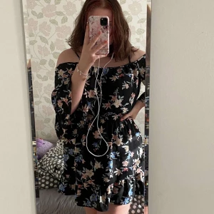 Blommig klänning storlek Medium - Hej! Vi är fyra tjejer som säljer begagnade kläder i nyskick för att spara ihop pengar till att kunna starta upp vårat blivande UF företag☀️  en super fin klänning med blommor ifrån H&M. Klänningen är inte använd många gånger men färgen på blommorna är inte lika starka som vid inköp.👗 Storlek medium. Frakt ingår i priset 