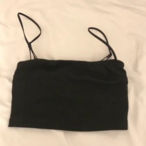 Topp från chiquelle - Svart croppad too från chiquelle. Aldrig använd pga för liten. Köparen står för frakten men pris går att diskutera så att alla blir nöjda!💗 Hör av er om det önskas mer bilder eller om ni undrar över något💗