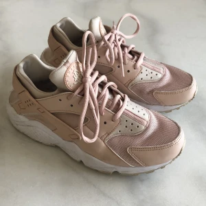 Nike Huarache  - Skor från Nike. Nästintill oanvända, använt någon enstaka gång. Strl 39  men små i storlek har vanligtvis 38. Nypris 1300kr. Frakten är spårbar och inräknad i priset! 