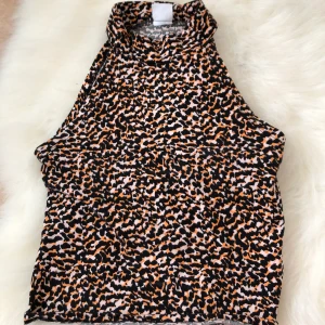 Snyggt linne  - Detta linne passar bra till iprincip allt och finns inte längre kvar att köpa! Det är i nyskick:) 