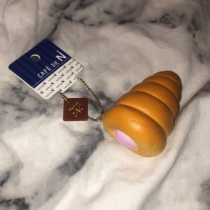 Café de n croissant  - Säljer denna croissant-squishy från café de n! ❣️ Bra skick, vid frågor/intresse - skriv på dm 💓
