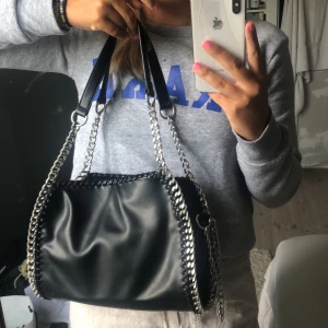 Väska - Säljer denna så så fina Stella McCartney inspirerade väskan. Den är köpt för någon månad sen men är i väldigt bra skick. Kontakta mig för fler bilder. Köparen står för frakt (59kr) och betalning sker via swish. 💕💕 