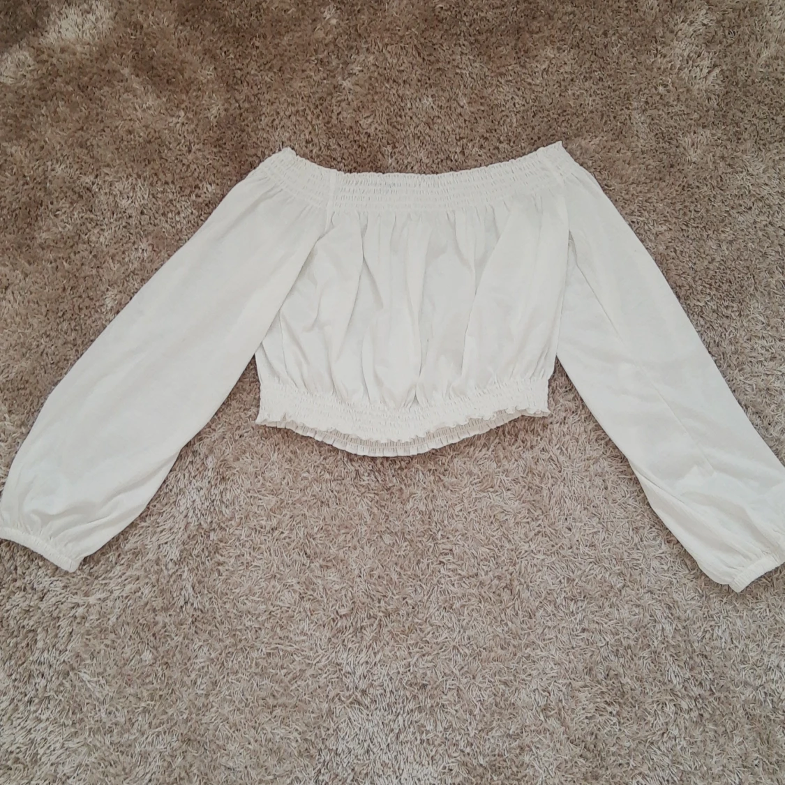 Croppad off-shoulder blus