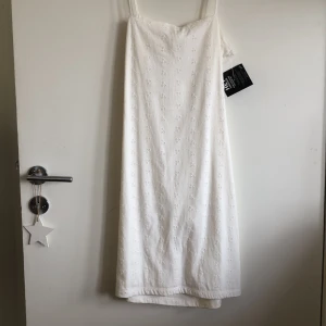 Vit klänning från nelly - Ny klänning från Nelly i vit! Små blommor som mönster. Alla lappar sitter kvar! Snygg i ryggen