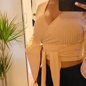 Cropped Rib flare sleeve top - Säljer min fina top från boohoo i strl36(petite) säljer den för 80kr+frakt. Den är helt ny bara testad och prislapp är kvar.