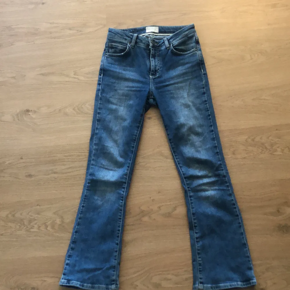 Säljer dessa superfina jeans i kortare bootcut från märket fiveuntis! oandvända! . Jeans & Byxor.