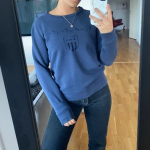 Gant sweatshirt - Säljer pga jag får lite användning av den. Super fint skick då den mest har hängt i garderoben.🥰